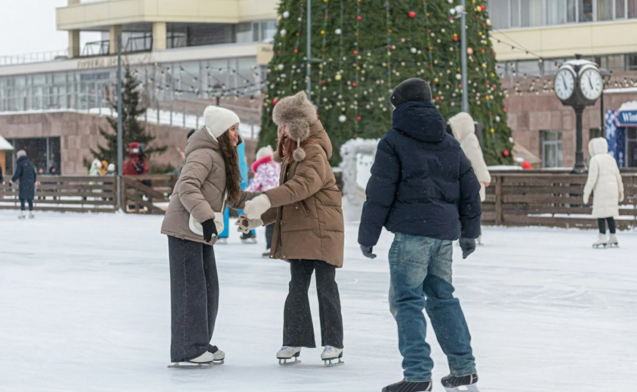İstanbul mobil buz pisti kiralama hizmeti - Gece mavi aydınlatmalı açık hava buz pateni pistinde eğlenen insanlar