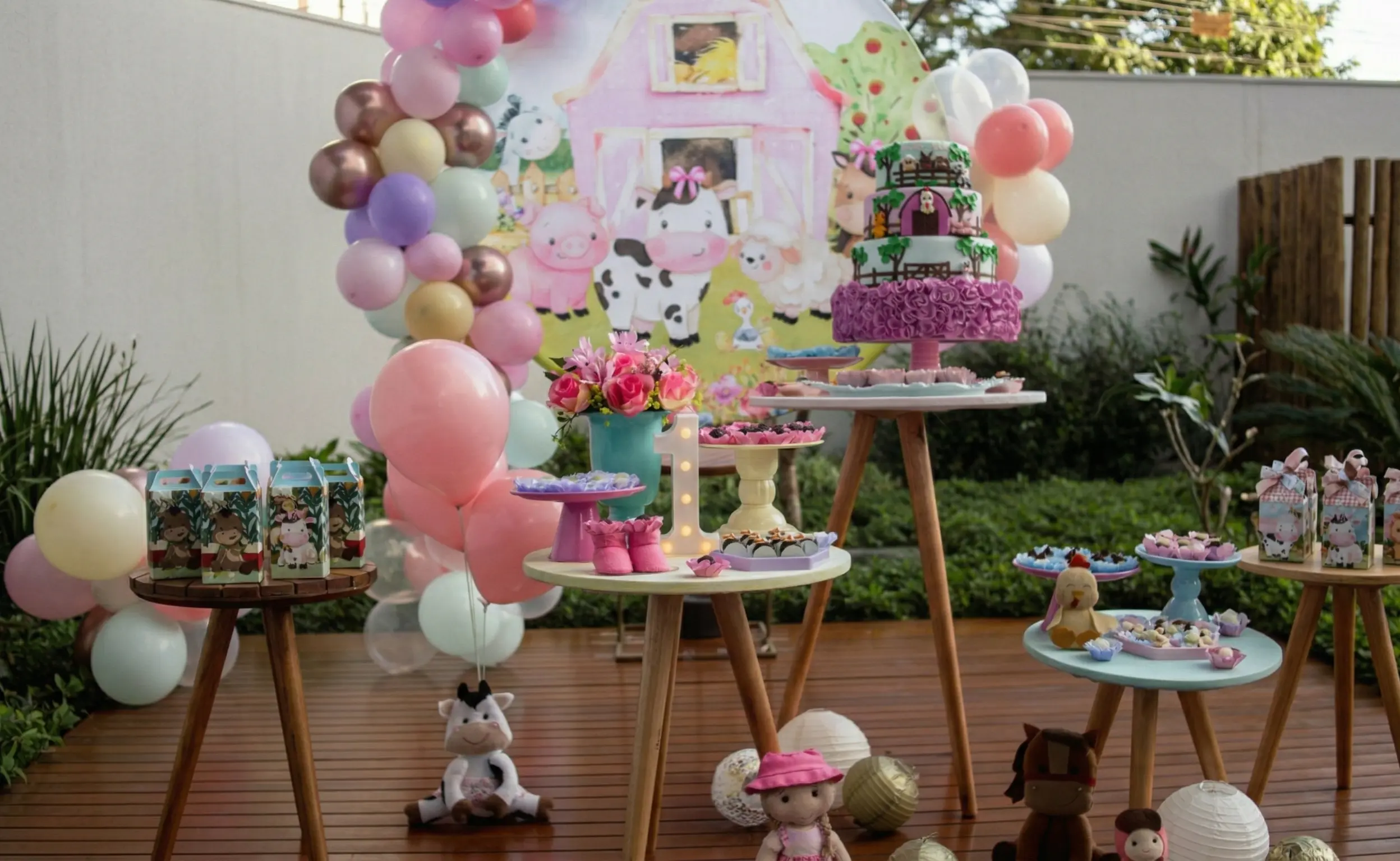 Tematik doğum günü organizasyonu İstanbul - Kız çocuğu 1. yaş günü için pembe çiftlik konseptli parti süslemesi.