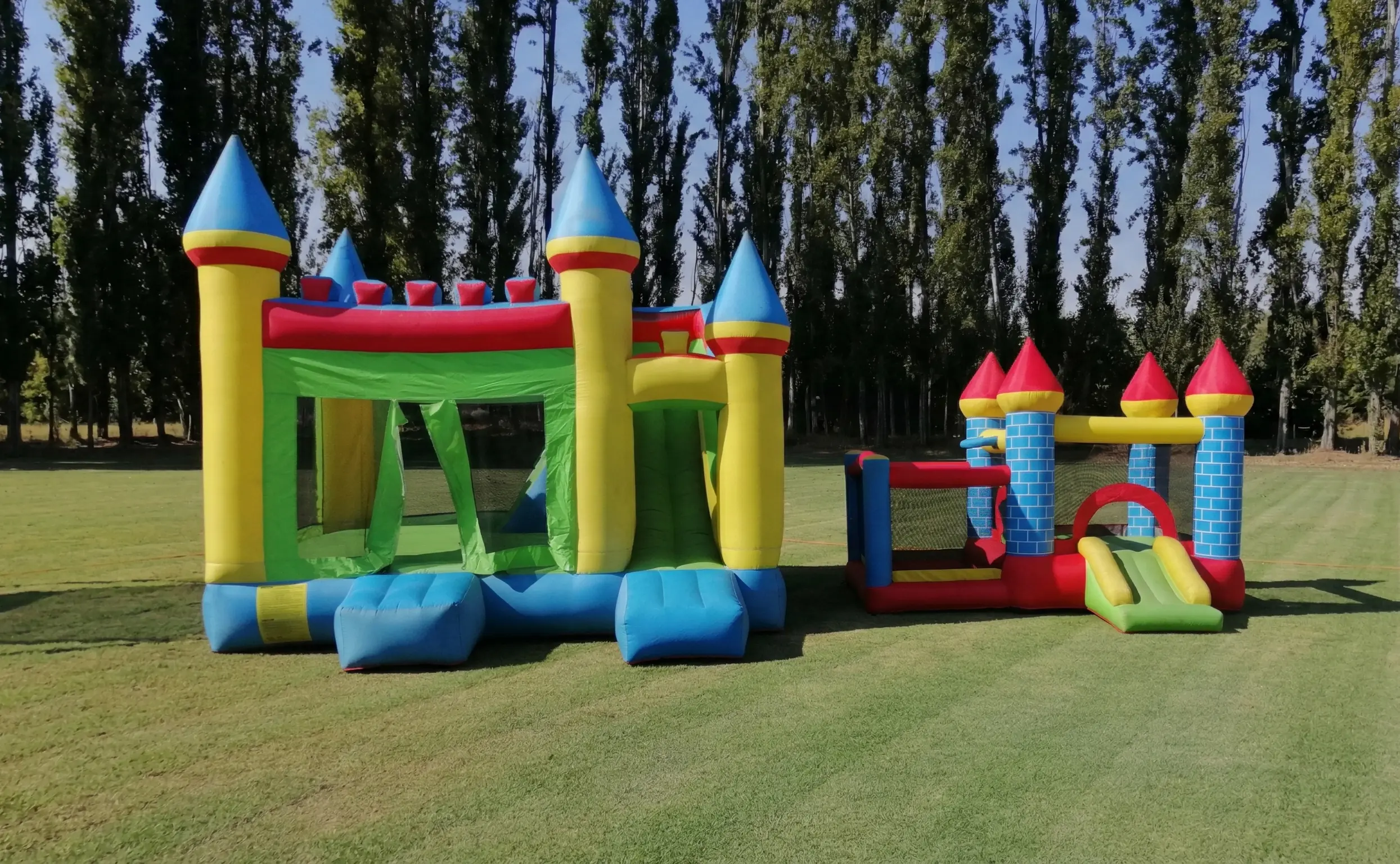 Şişme oyuncak kiralama hizmeti - Yeşil alanda kurulu dev renkli şişme engelli parkuru ve çocuk zıpzıpları.