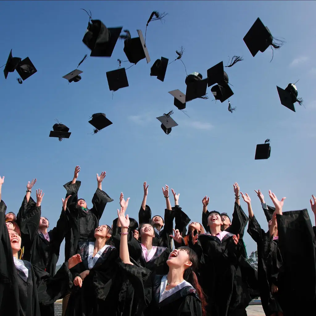 İstanbul mezuniyet töreni organizasyonu - Kep atma töreni, sahne kurulumu ve profesyonel okul kutlamaları